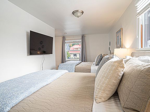 5th image of 4027 Beach Dr SW #8