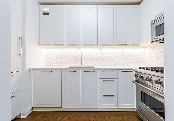 5th image of 200 E 94th St APT 2915