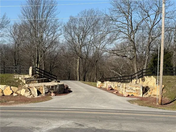 8016 NW Hampton Rd, Parkville, MO 64152