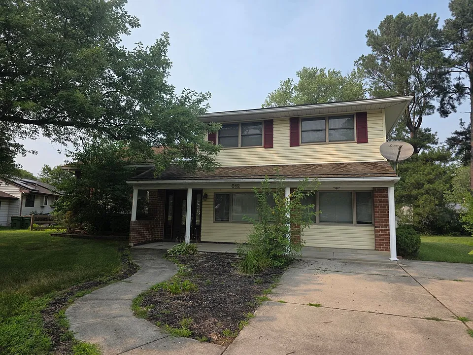 812 Leeds Ln