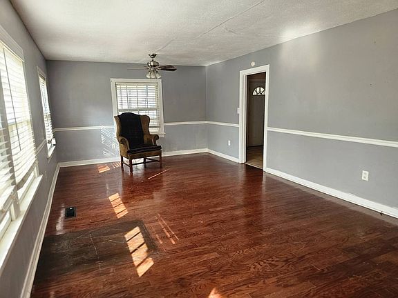 3rd image of 818 Maple #0