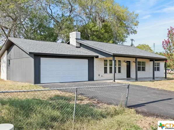 190 Meadow Lake Dr, Seguin, TX 78155