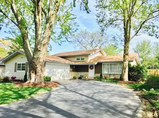 212 Robinson Ln, Westmont, IL