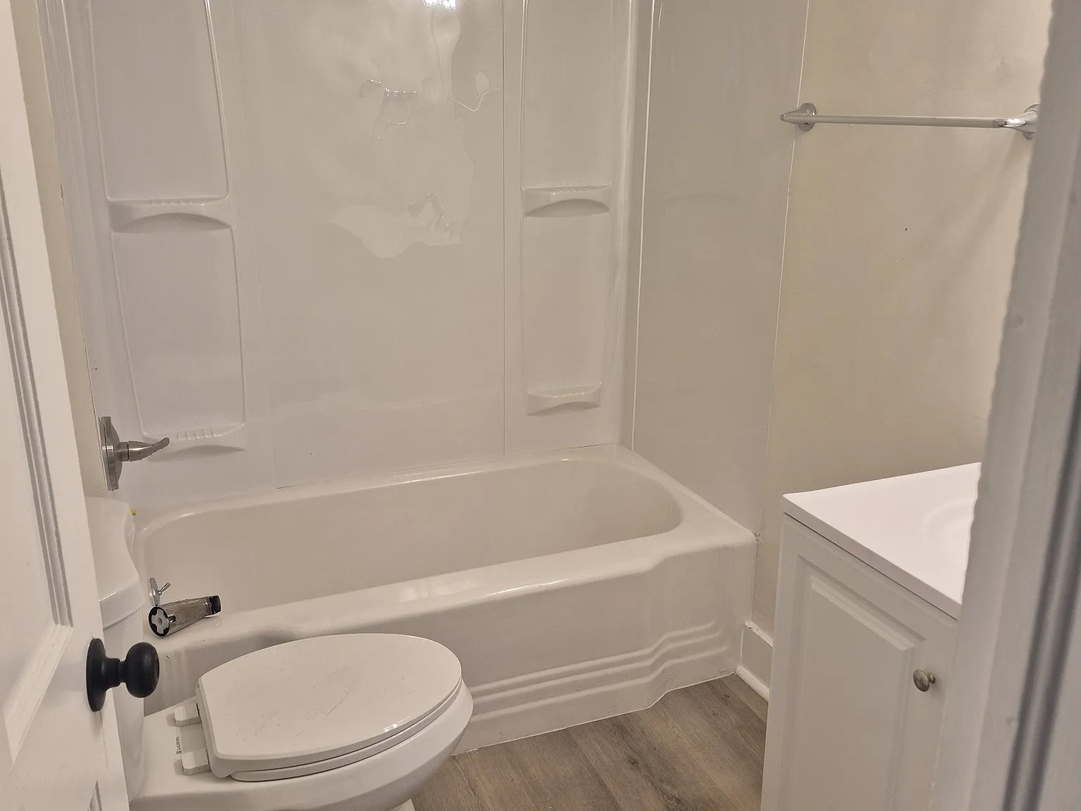 3449 West 54th Lower Unit 3 bedroom 1 bath — Photo 3