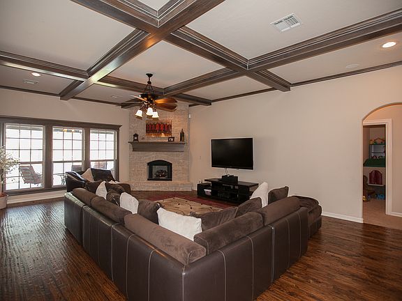 Huge Living Space & Gas Log Fireplace