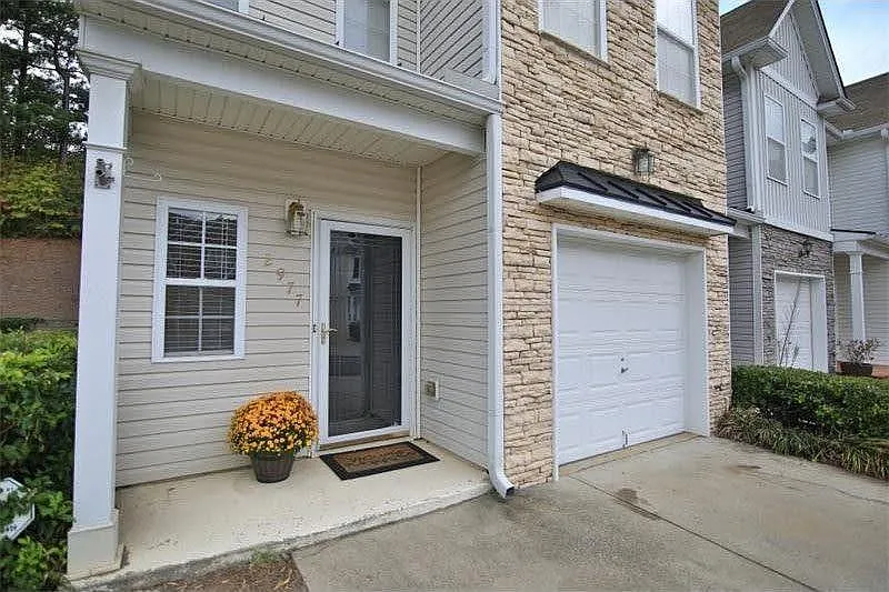 2977 Greyhawk Ln — Photo 3