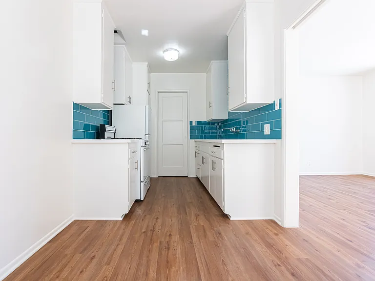 Gayley Manor Apartments — Photo 18
