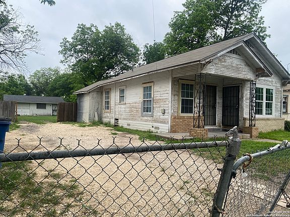 3rd image of 2106 W Cesar E Chavez Blvd
