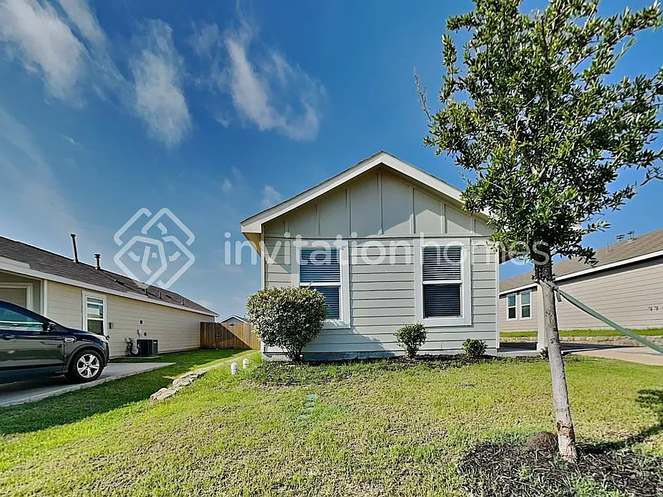 3220 Crestone Dr