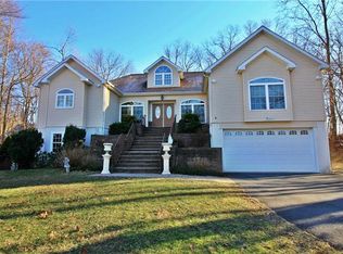 26 Elm Rd, Lake Peekskill, NY 10537