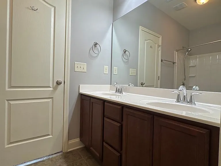 1034 Chatsworth Dr — Photo 13