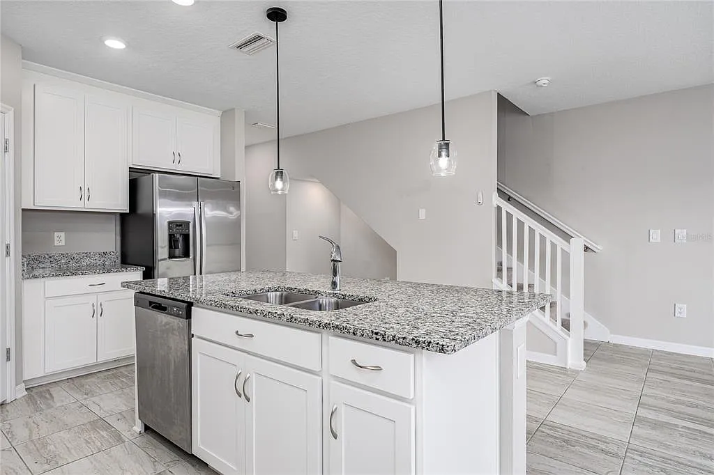 3 bed, 2.5 bath, 1575 sqft, $2,100 — Photo 2