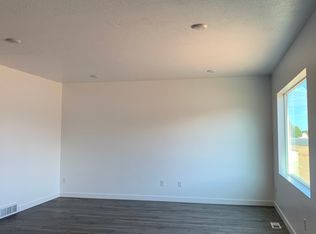 957 E Nicholes Ave, Layton, UT 84040