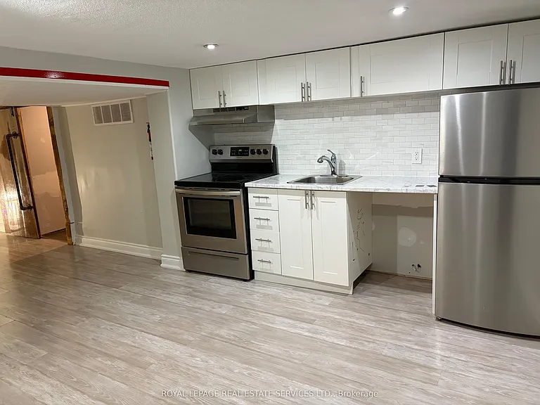 6 Sussex Ave — Photo 10