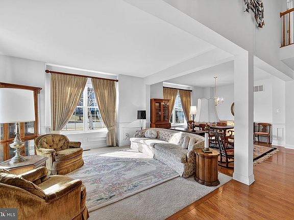 5th image of 293 Gaston Ln