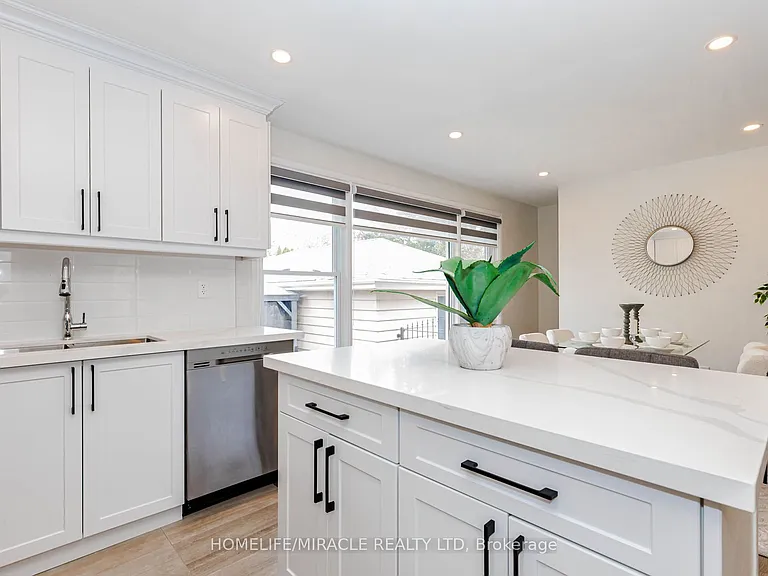 563 Taplow Cres — Photo 12