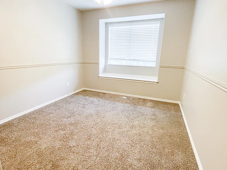 327 E Sandy Land Ln — Photo 17