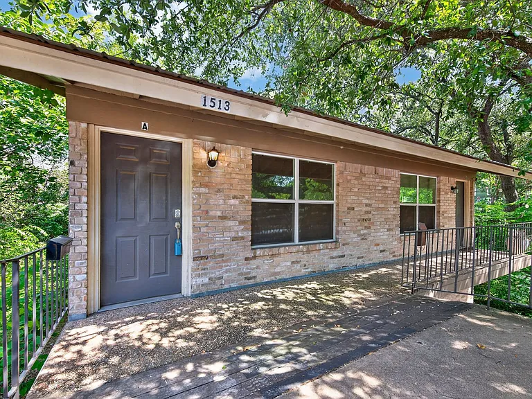 1513 Travis Heights Blvd — Photo 12