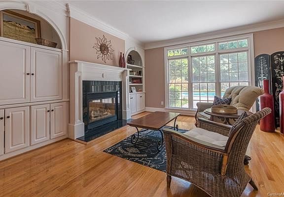2nd image of 3424 Maryhurst Ln
