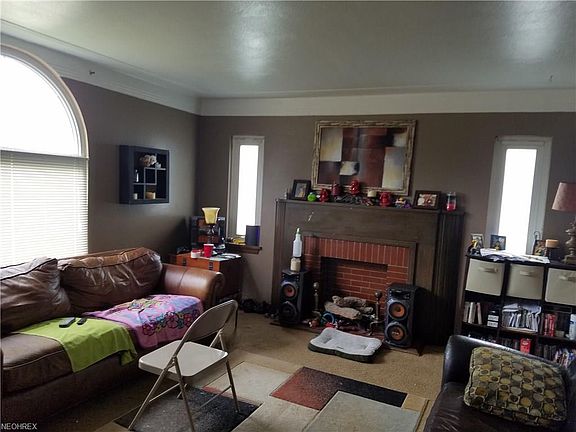 3rd image of 215 W 35th St