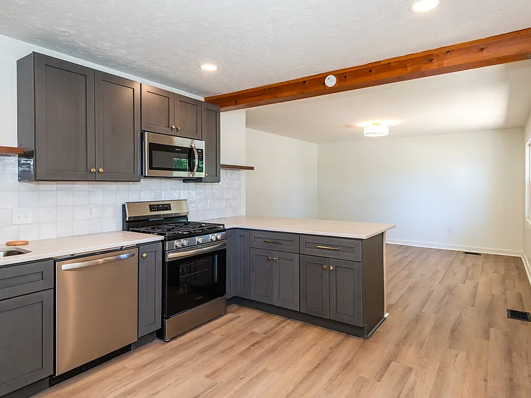 77 Ridgebury Dr — Photo 14