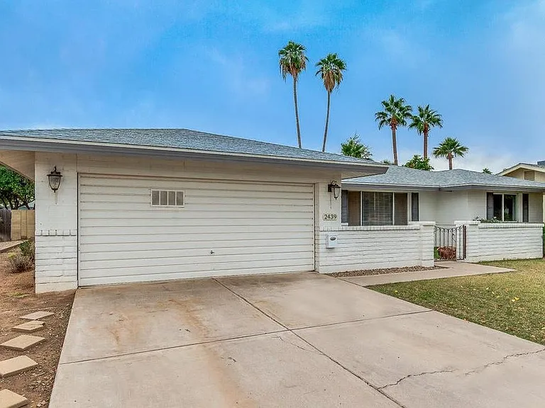 2439 E Del Rio Dr — Photo 31