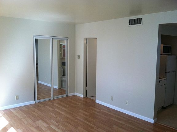 5th image of 230 39th St APT B