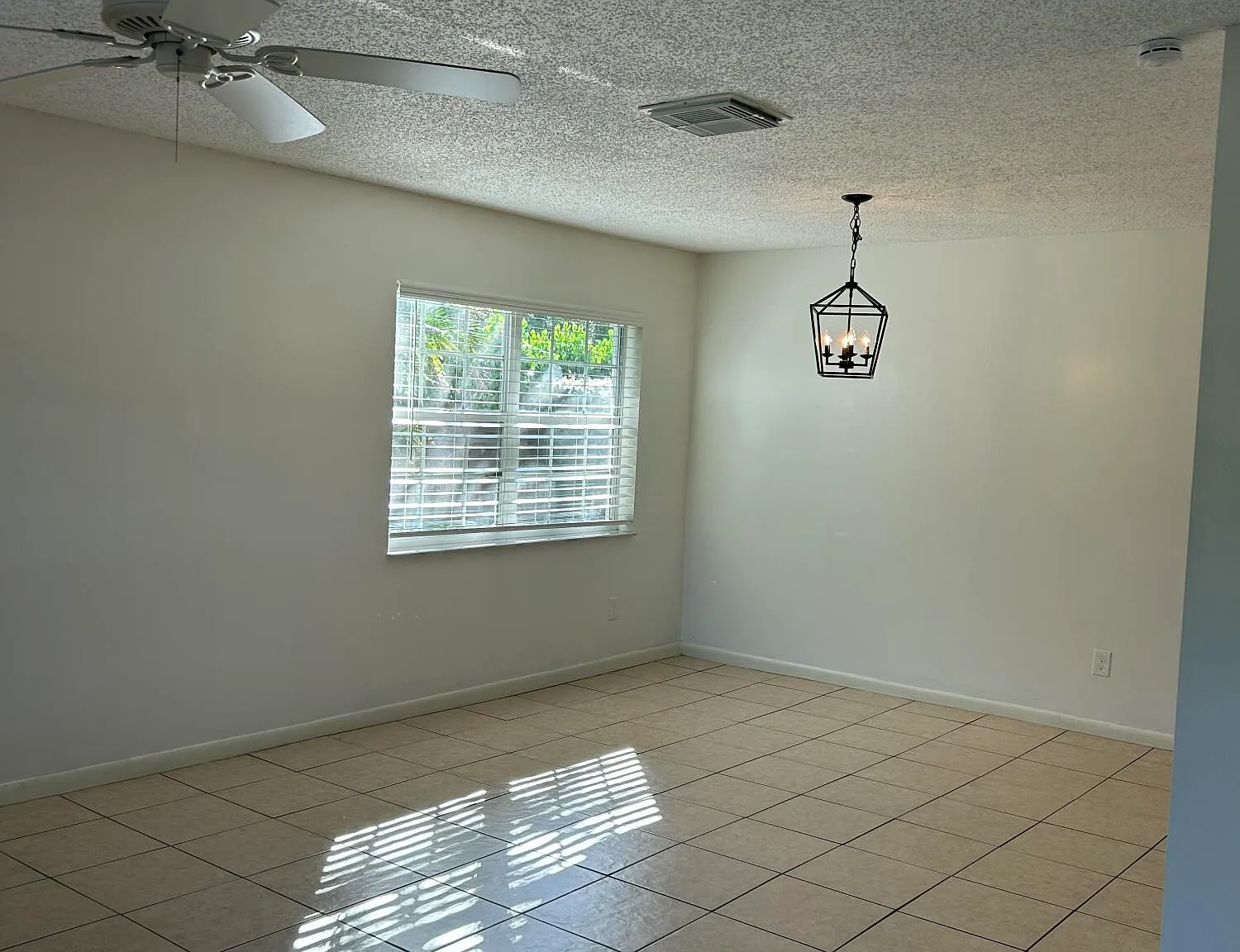 3 bed, 2.0 bath, 1720 sqft, $4,200 — Photo 2