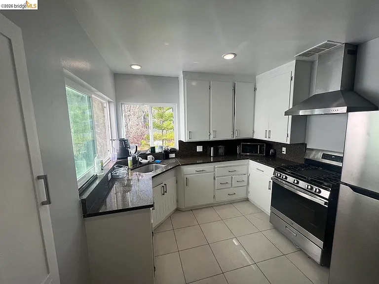 2554 Virginia St — Photo 4