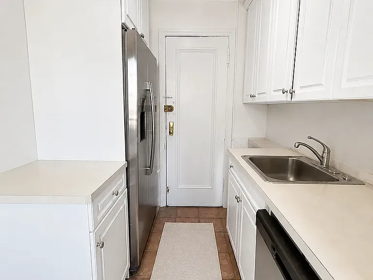 425 Riverside Dr #11B — Photo 3