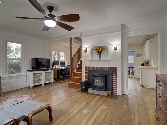 4th image of 806 N 8th Ave