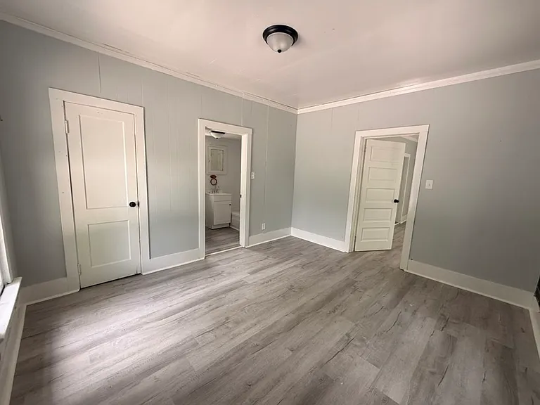700 E 7th St #5 — Photo 1