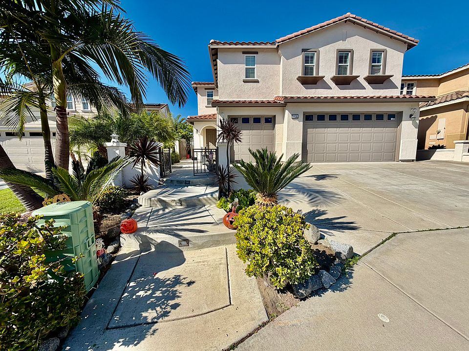 FRONT OF HOUSE, VIEW FROM CURB, SHOWING ENTRYWAY AND DRIVEWAY