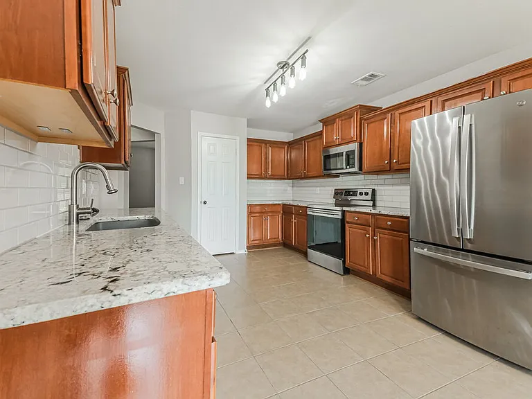 908 Matthew Ln — Photo 10