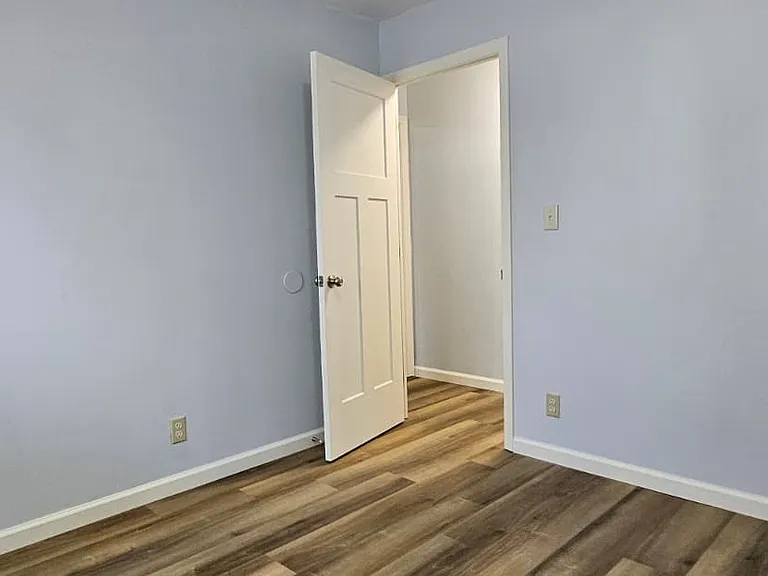 254 Prince Of Wales Dr — Photo 12