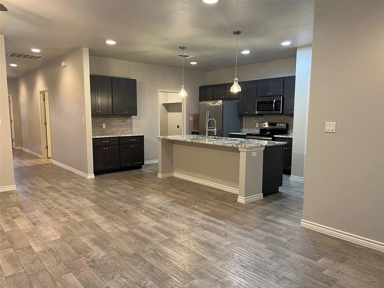 3 bed, 2.0 bath, 1560 sqft, $1,550 — Photo 4
