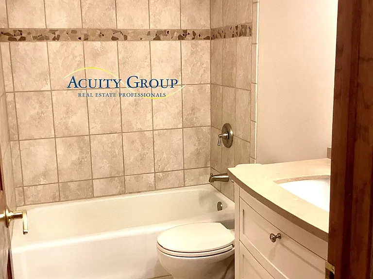 10207 Pilgrim Ln N — Photo 8