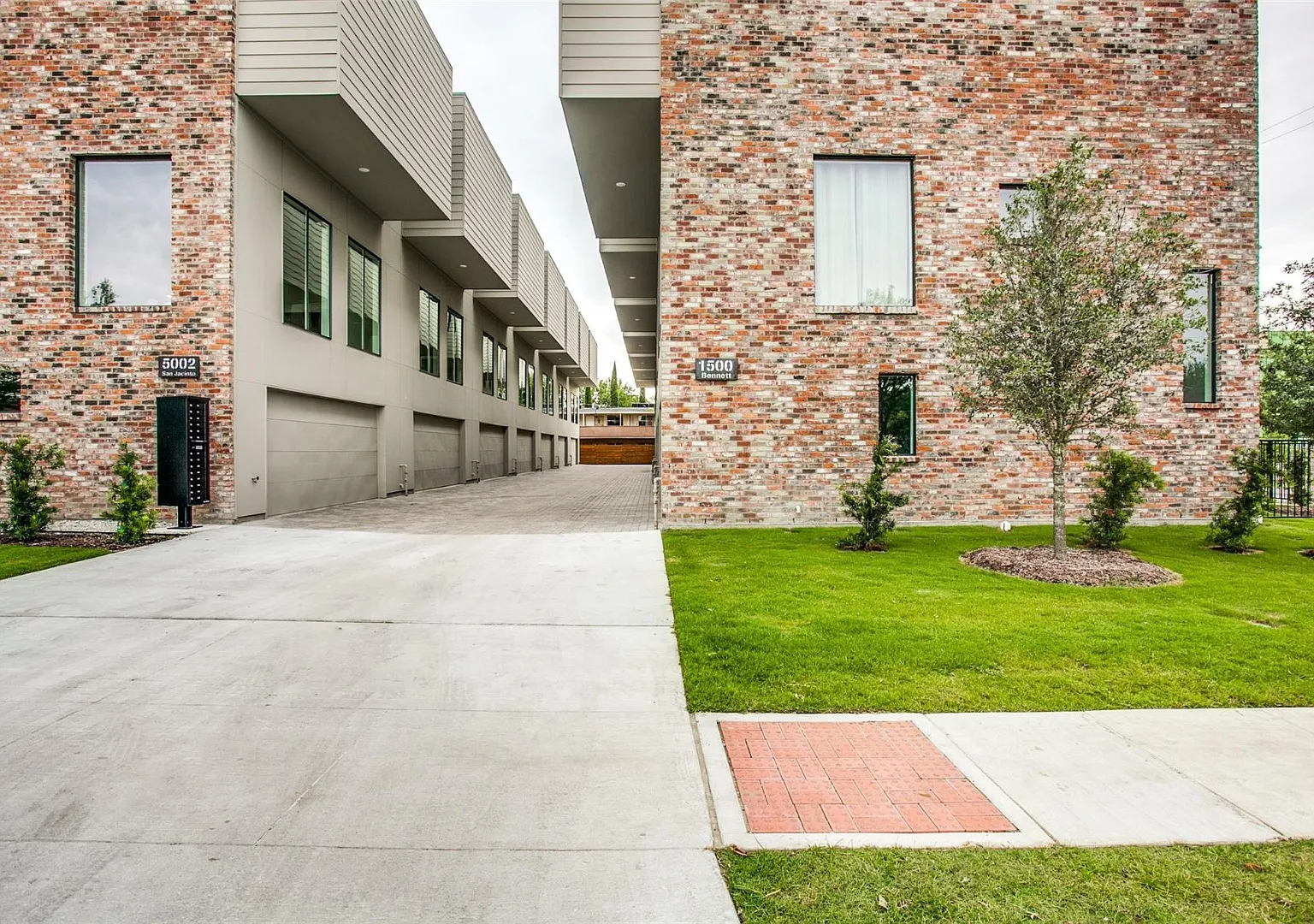 Modern Townhome with Gated Private Lawn & Dual Primary Suites & 2-Car Garage | Knox-Henderson / L... — Photo 4
