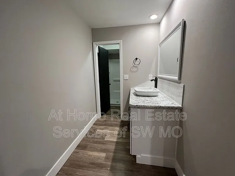 738 E Powell St — Photo 15