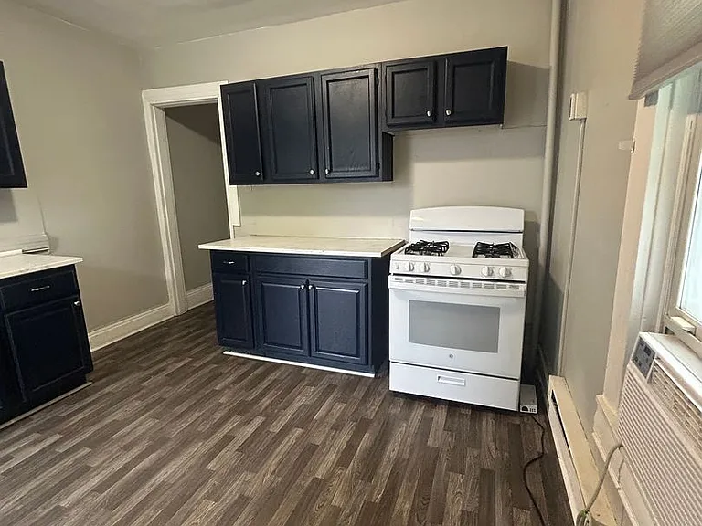 654 W King St — Photo 4