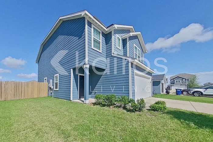 3 bed, 2.5 bath, 2046 sqft, $2,095 — Photo 3