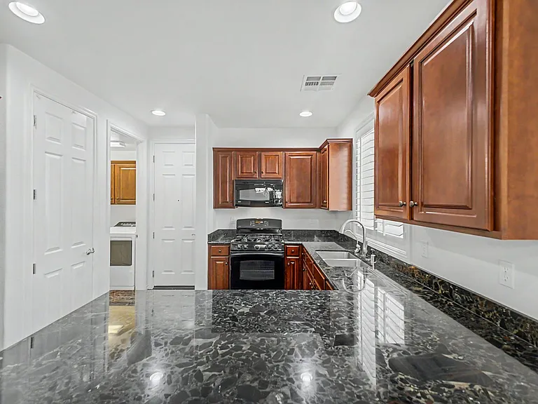 2435 Cordoba Bluff Ct — Photo 10