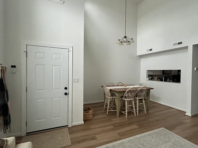 1318 Damyien Arch — Photo 9