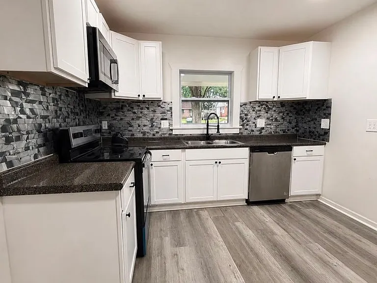 1427 Adrian Ln — Photo 3