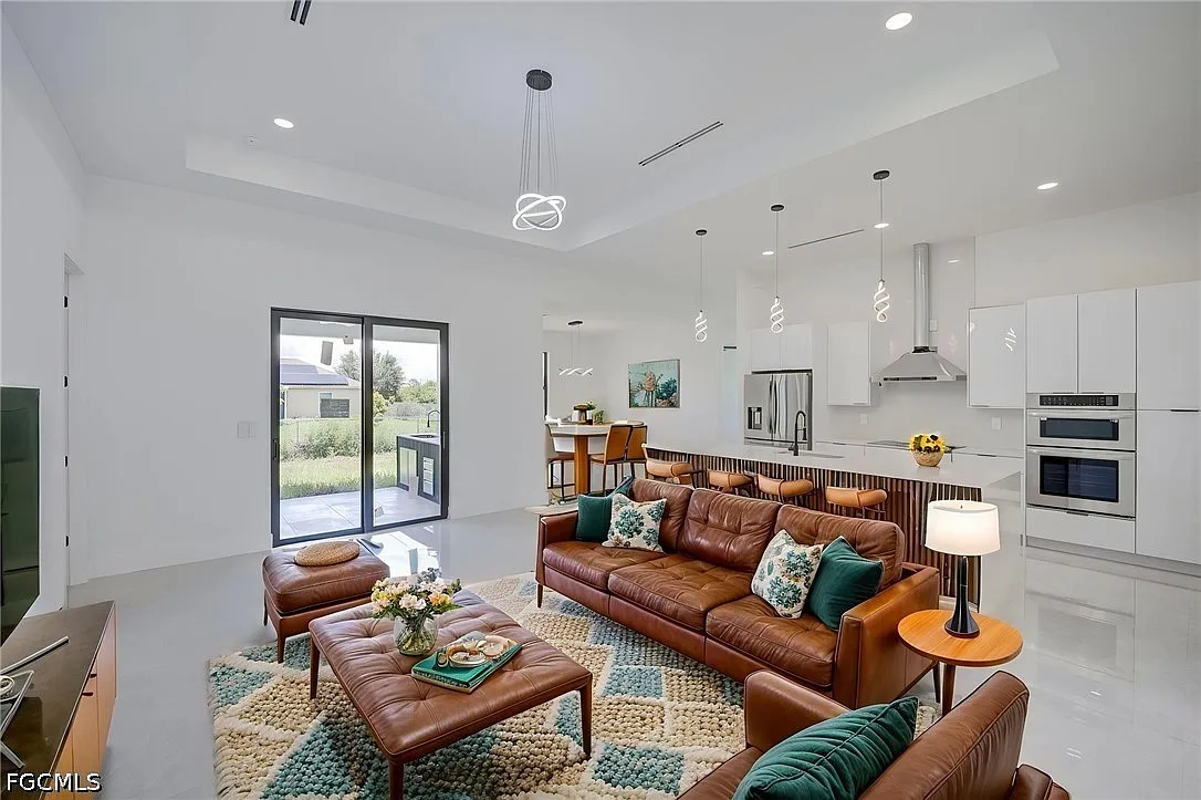 3 bed, 2.0 bath, 1811 sqft, $2,400 — Photo 2