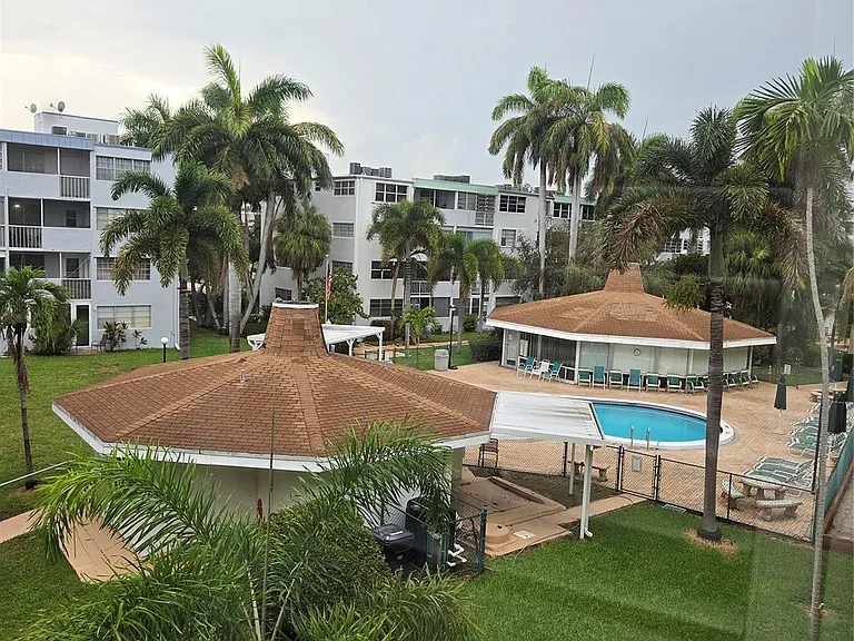 1333 E Hallandale Beach Blvd #305 — Photo 24
