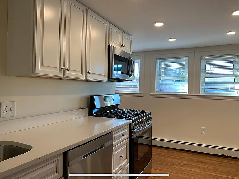 8 Westminster Ave #3 — Photo 3