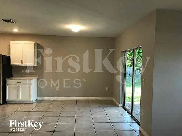 4 bed, 2.0 bath, 1828 sqft, $2,805 — Photo 4