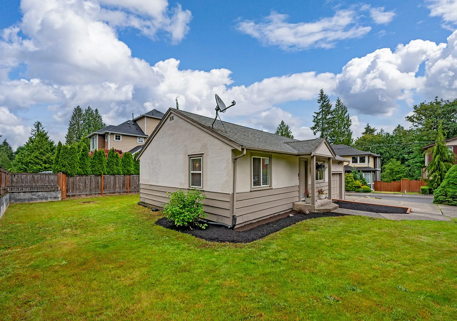 Cozy 2-bedroom 2 bath house in Redmond- Offering a 6-month lease. — Photo 2