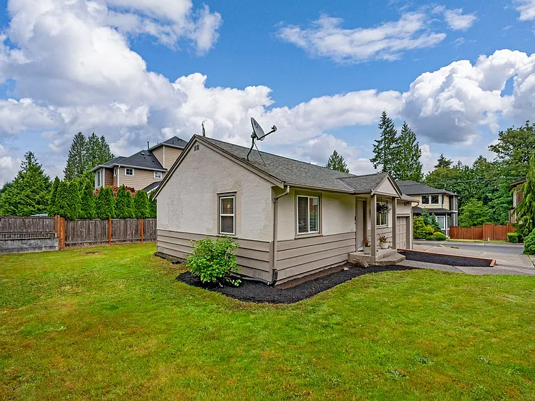 13804 Redmond Way — Photo 2